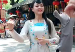 小姐姐穿前卫衣服跳舞,小姐姐前卫服饰演绎动感舞姿