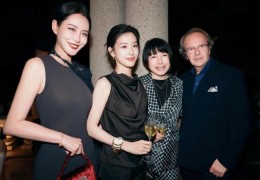 章泽天何超莲同框 最美校花与千金相遇，校花明星